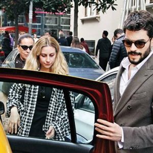 Hercai dizisiyle yıldızı parlayan oyuncu Akın Akınözü’nün, Dusko Tosic’in eşi