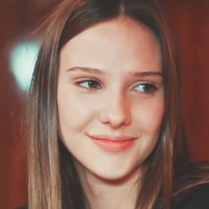 Genç oyuncu Alina Boz, koronavirüsün dünyada hızla yayılmasının ardından önlem