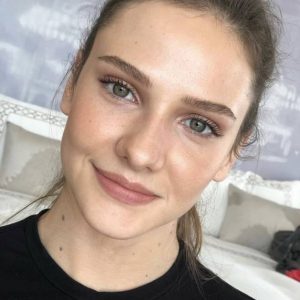 Genç oyuncu Alina Boz kendisini sarsan acı haberi sosyal medya