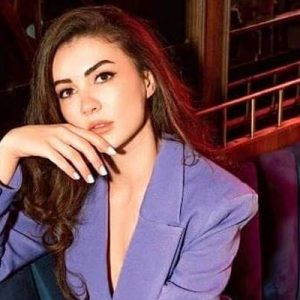 Afili Aşk dizisinin Ayşe’si Burcu Özberk, bilinmeyenlerini anlattı. Çok düşünmeden