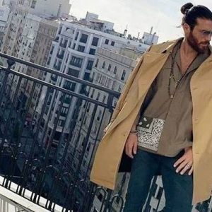 Can Yaman kendisini karşılayan hayranlarının cast ajansı tarafından gönderildiği iddialarına