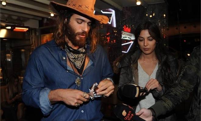 Ünlü oyuncu Can Yaman, önceki gün Bebek’te bir mekanda düzenlenen