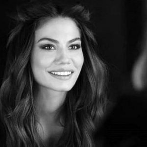 Evim dizisiyle ekranlara dönmeye hazırlanan Demet Özdemir, dizinin çekimlerinin başladığını