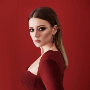 Gizem Karaca, kanser tedavisi gören çocuklar için bağış kampanyası başlattı.
