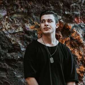 Müziğe olan ilgisini aldığı eğitimlerle taçlandıran Kaan Beyru’nun yeni single