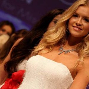 Miss England organizatörleri, ilginç bir karara imza atarak, adayların makyajsız