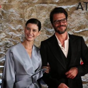 Başarılı oyuncu Beren Saat başrolünü Mehmet Günsur ile paylaştığı Netflix’in