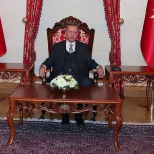 Cumhurbaşkanı Recep Tayyip Erdoğan, ünlü sanatçı Hande Yener ve Demet