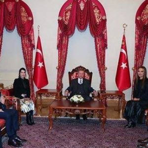 Cumhurbaşkanı Recep Tayyip Erdoğan, ünlü sanatçı Hande Yener ve Demet