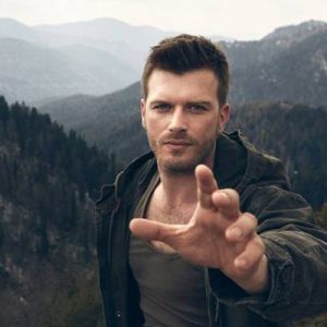 Son olarak ‘Çarpışma’ dizisiyle ekranlarda izlediğimiz ünlü oyuncu Kıvanç Tatlıtuğ,
