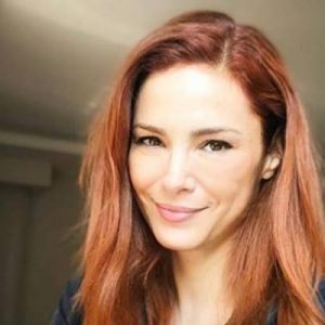 Sosyal medya paylaşımlarıyla hayranlarını mest eden Mine Tugay sırt dekolteli