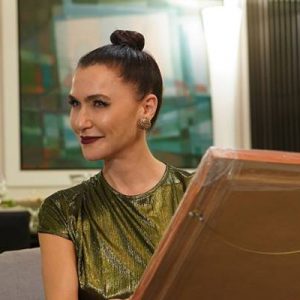 Yasak Elma dizisinde Ender karakterine hayat veren oyuncu ve şarkıcı