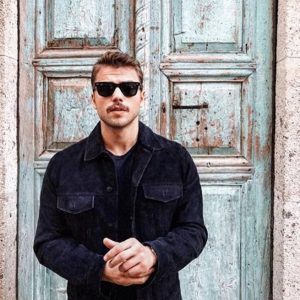 Oyuncu Tolga Sarıtaş, önceki gün Zorlu AVM’de görüntülendi. Oyuncu, Çukur