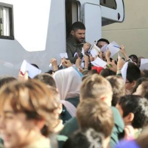 Tolgahan Sayışman geçtiğimiz günlerde Şampiyon dizisinin çekimleri için Zeytinburnu’ndaydı. Senaryo