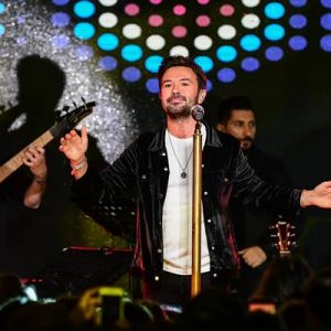 Elazığ’da meydana gelen depremin ardından konserinde yardım toplayan popçu Yalın,