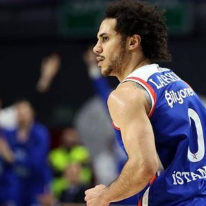 Anadolu Efes forması giyen ABD’li basketbolcu Shane Larkin, dün THY