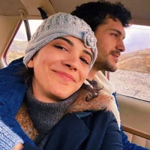 Geçtiğimiz hafta evlenen oyuncu Alperen Duymaz’ın eşi isteğiyle şaşırttı. Öğretmen