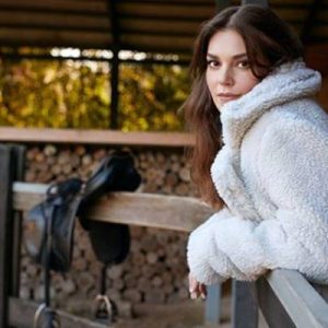 Güzel oyuncu Aslı Enver’in Instagram’da yaptığı bir beğeni takipçilerinin kafasını