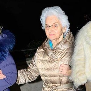 Beren Saat’in ailesiyle alışveriş turu. Beren Saat, önceki gün ailesiyle