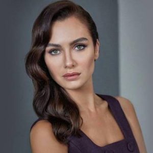 Başarılı oyunculuk performansı ile adından söz ettiren Birce Akalay, yeni