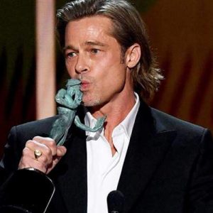 SAG Ödülleri’nde En İyi Yardımcı Erkek Oyuncu seçilen Brad Pitt,