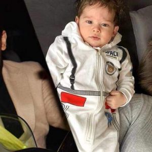 Oyuncu Burak Özçivit, geçtiğimiz akşam Etiler’de görüntülendi. Gazetecilerin eşi Fahriye