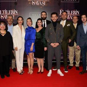 Başrollerini Gupse Özay, Merve Dizdar, Ferit Aktuğ ve Uraz Kaygılaroğlu’nun