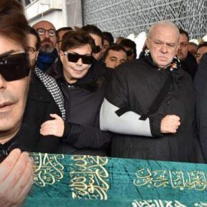 Ünlü şarkıcı Fatih Ürek’in ablası Sevgi Salgın hayatını kaybetti. Dün
