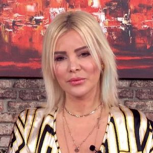 Geçtiğimiz akşam katıldığı ödül töreninde transparan pantolonu yırtılan şarkıcı Ömür