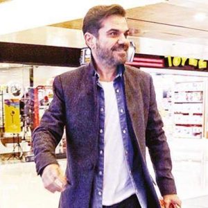 Kenan Doğulu, önceki gün bir alışveriş merkezinde objektiflere takıldı. Karne
