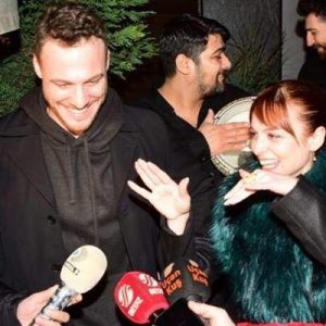 Dün akşam Etiler’de arkadaş grubuyla görüntülenen Kerem Bürsin’in Serenay Sarıkaya