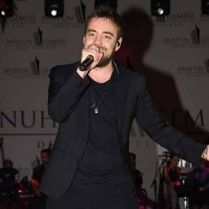 Şarkıcı Murat Dalkılıç, önceki akşam Kıbrıs’taki bir mekanda sahne aldı.