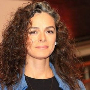 Kadın dizinin Bahar’ı Özge Özpirinçci, sevgilisi Burak Yamantürk’le el ele