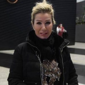 Şarkıcı Seda Sayan yeni yılın ilk gününde havalimanında gazetecilerin sorularını