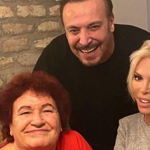 Cenk Eren dün akşam evinde verdiği yemekte Ajda Pekkan ,