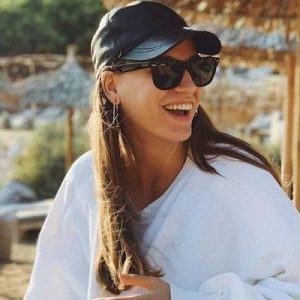 Bir süredir Cem Yılmaz ile Atina’da tatilde olan Serenay Sarıkaya