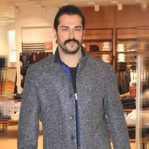 Oyuncu Burak Özçivit önceki gün Sarıyer’de bulunan bir AVM’de objektiflere