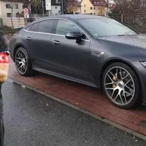Beşiktaşlı futbolcu Burak Yılmaz, almak istediği lüks otomonilin fiyatını beğenmeyince
