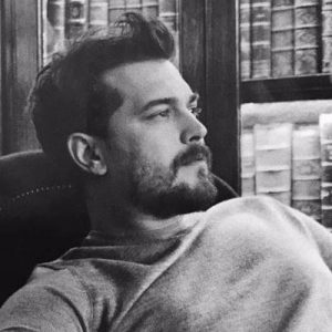 İçerde dizisinin setinde tanışarak bir dargın bir barışık ilişki sürdüren