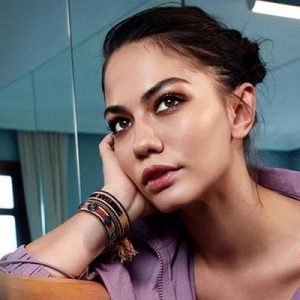 Doğduğun Ev Kaderindir dizisiyle ekranlara dönen Demet Özdemir, oyunculuktaki performansıyla