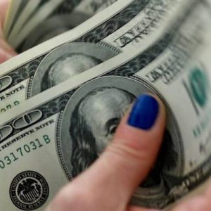 Güne 7.05 liradan başlayan dolar/TL 7.30 seviyelerine kadar çıkarak tüm