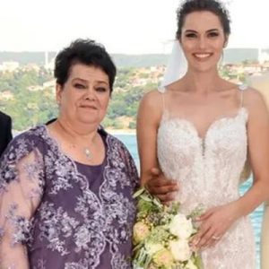 Ünlü oyuncu Fahriye Evcen’in bir süredir hastanede kanser tedavisi gören