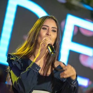 Sevilen şarkıcı Hande Ünsal, önceki gece Kıbrıs Girne’deki Chamada kulüpte