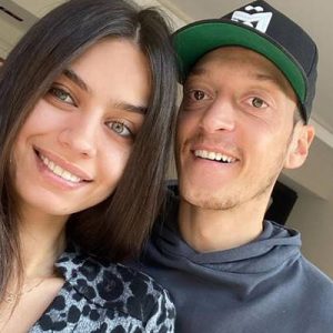 Ünlü futbolcu Mesut Özil’in baba olmaya hazırlandığı iddia edildi. İngiliz