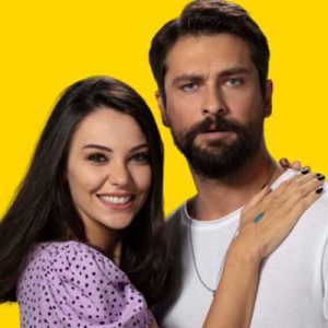 ‘Ağır Romantik’ filminin galasında başrol oyuncuları Onur Tuna ve Tuvana