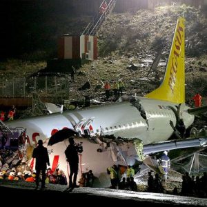 Pistten çıkan uçağın pilotu ile kule görevlileri arasındaki konuşmalar da