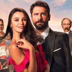 ‘Ağır Romantik’ filminin galasında başrolü paylaştığı Onur Tuna’yla arasında soğuk