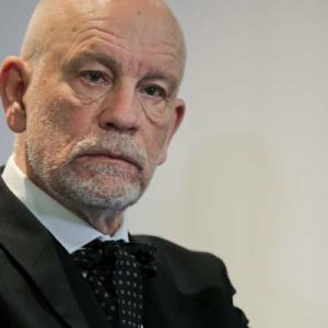 Ünlü sanatçı John Malkovich, The Music Critic adlı tek kişilik