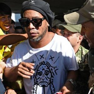 Paraguay’da sahte evrak ve pasaport kullanma gerekçesiyle gözaltına alınan Ronaldinho’nun