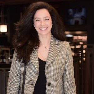 Azra Akın, önceki gün bir AVM’de objektiflere yakalandı. Bakanlığın uyarılarına